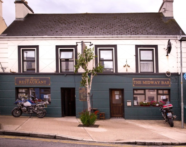 The Midway Bar, Restaurant & Guesthouse